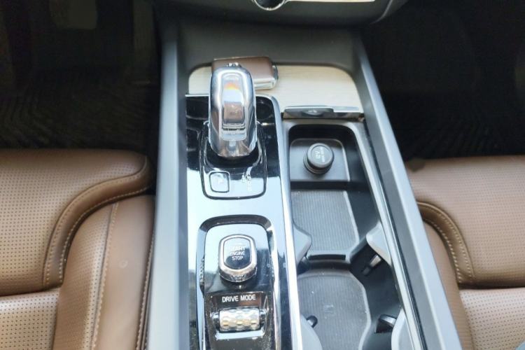 Used Volvo XC60 New Energy 2019 T8 e-Drive Hybrid Prestige Luxury Edition China VI Standard Interior 4