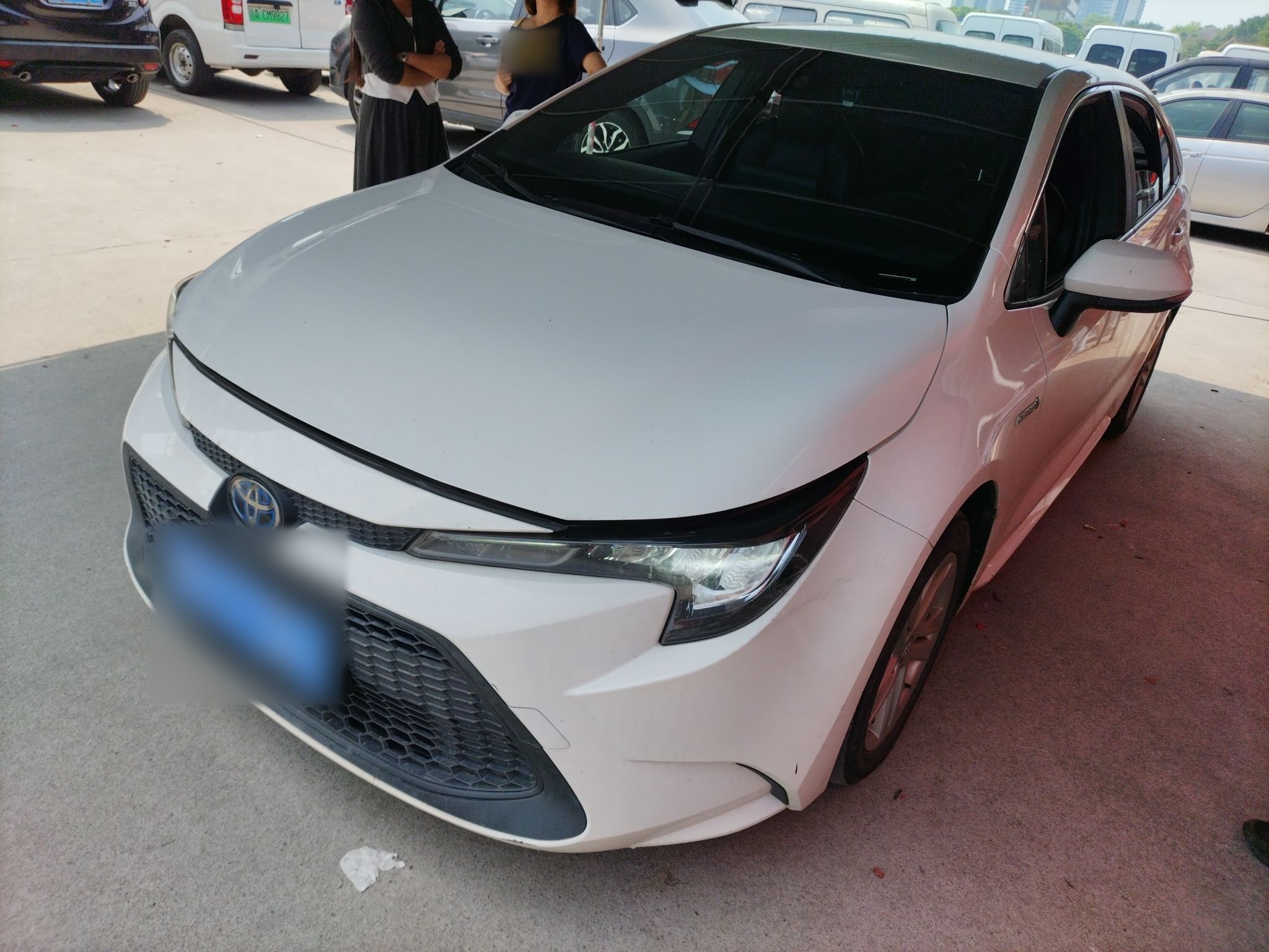 Под передней частью автомобиля