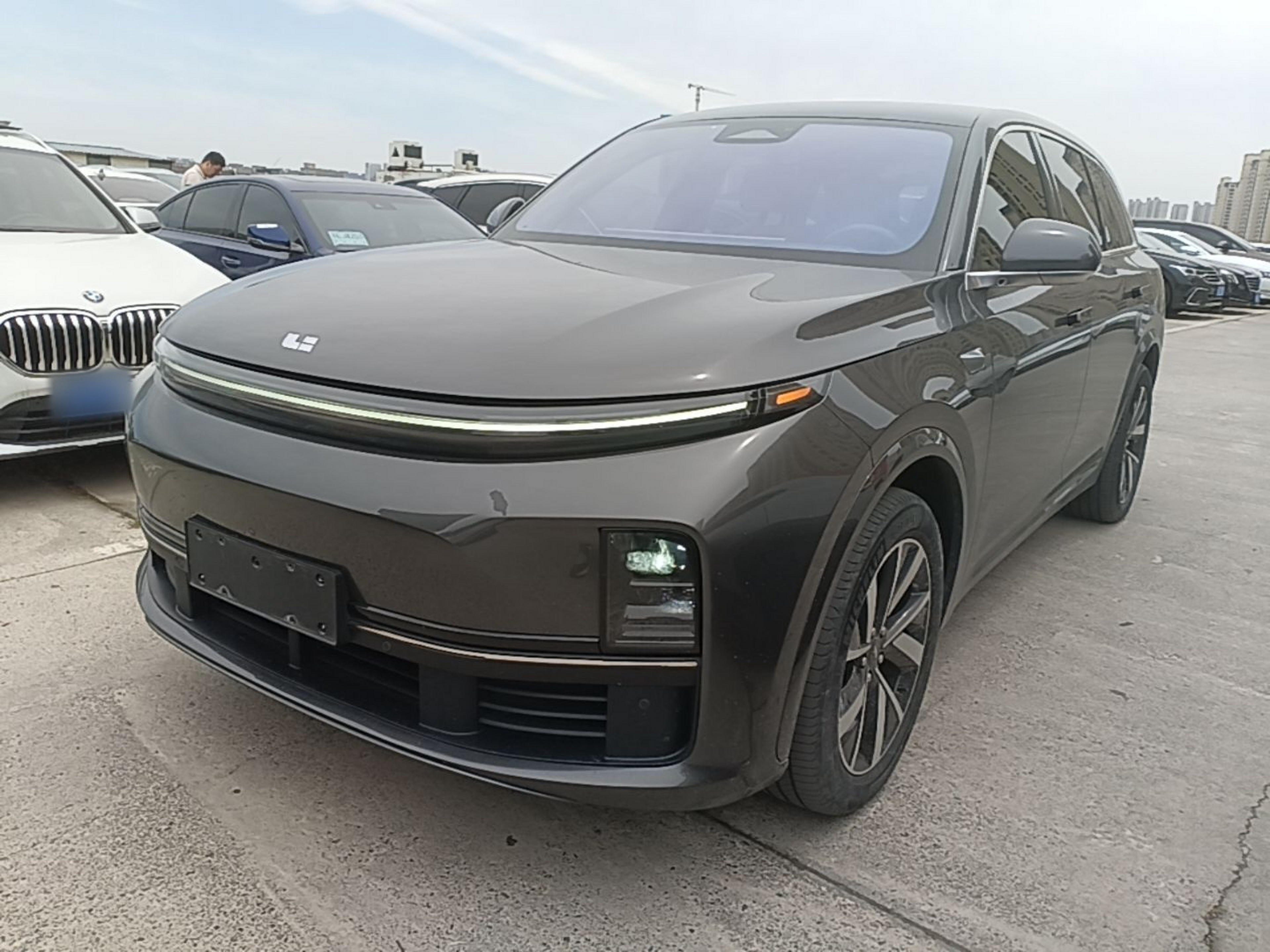 Под передней частью автомобиля