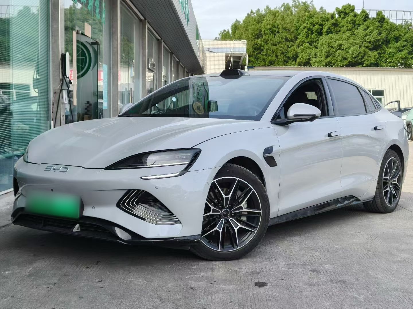 Под передней частью автомобиля