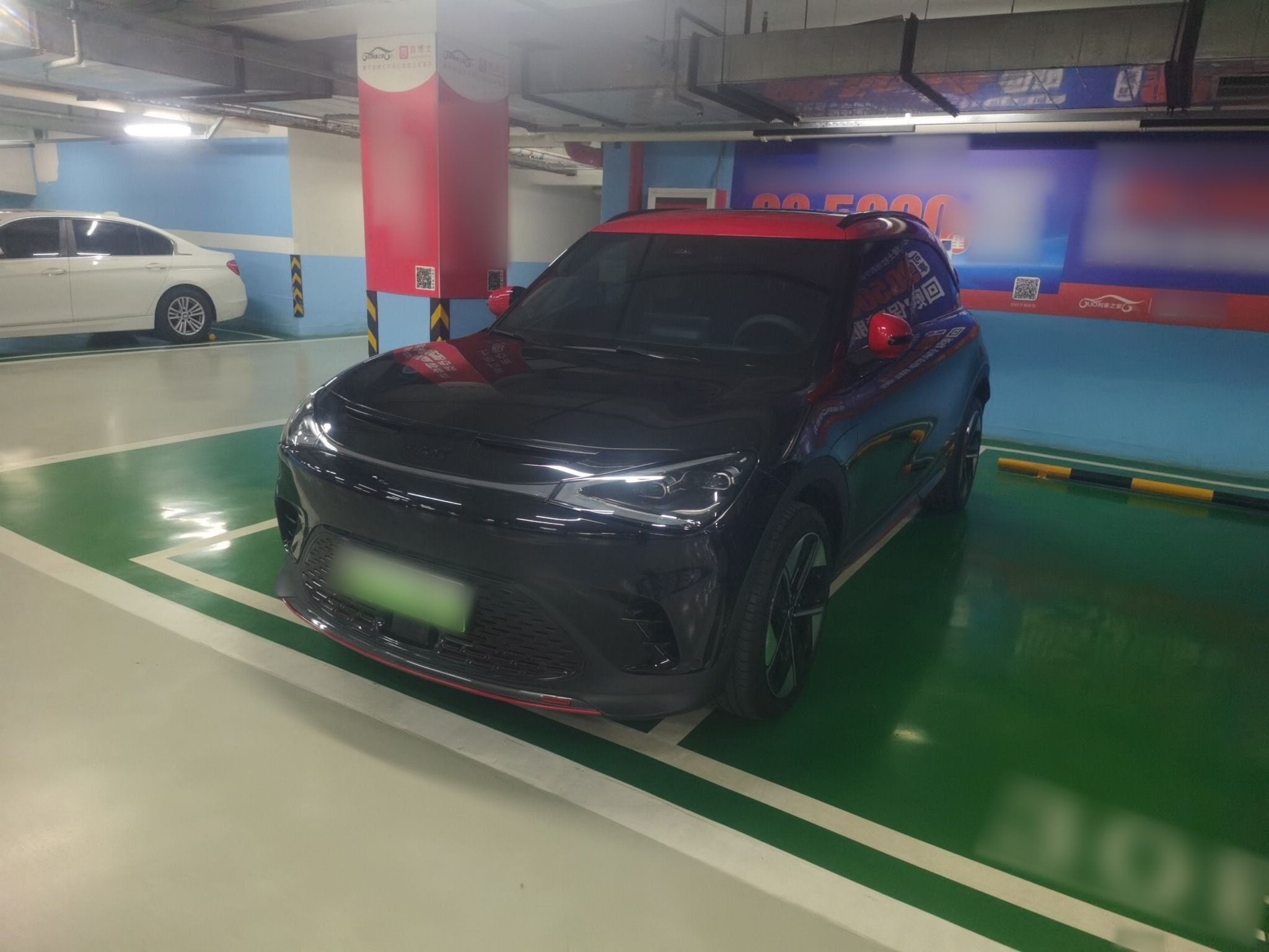 تحت مقدمة السيارة