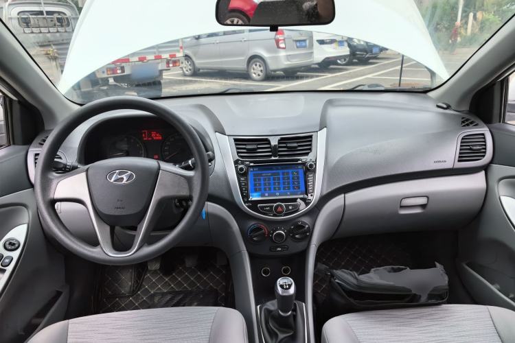 Used Hyundai Verna (older generation) 2014 1.4L Manual Smart GLS Trim Center Console