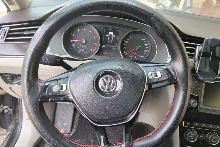 Used Volkswagen Magotan 2017 330TSI DSG Luxury Model Steering Wheel