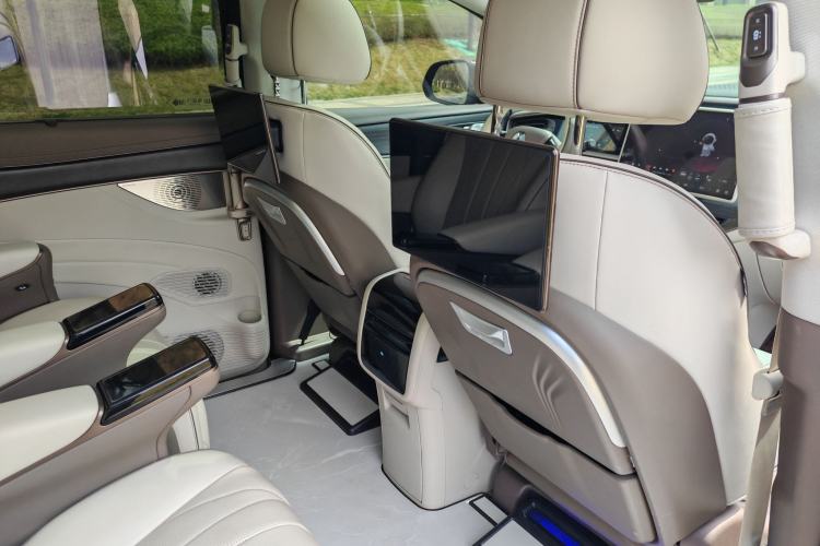 Used Denza D9 2022 DM-i 970 Four-Wheel Drive Prestige Model Interior 8