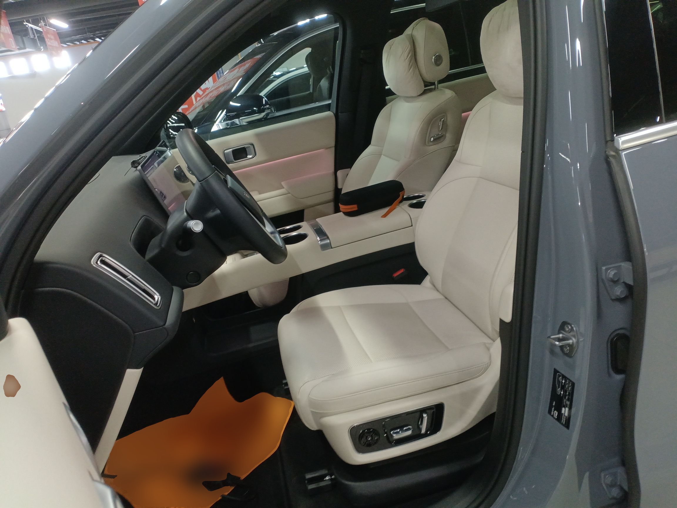 المقاعد الأمامية داخل السيارة