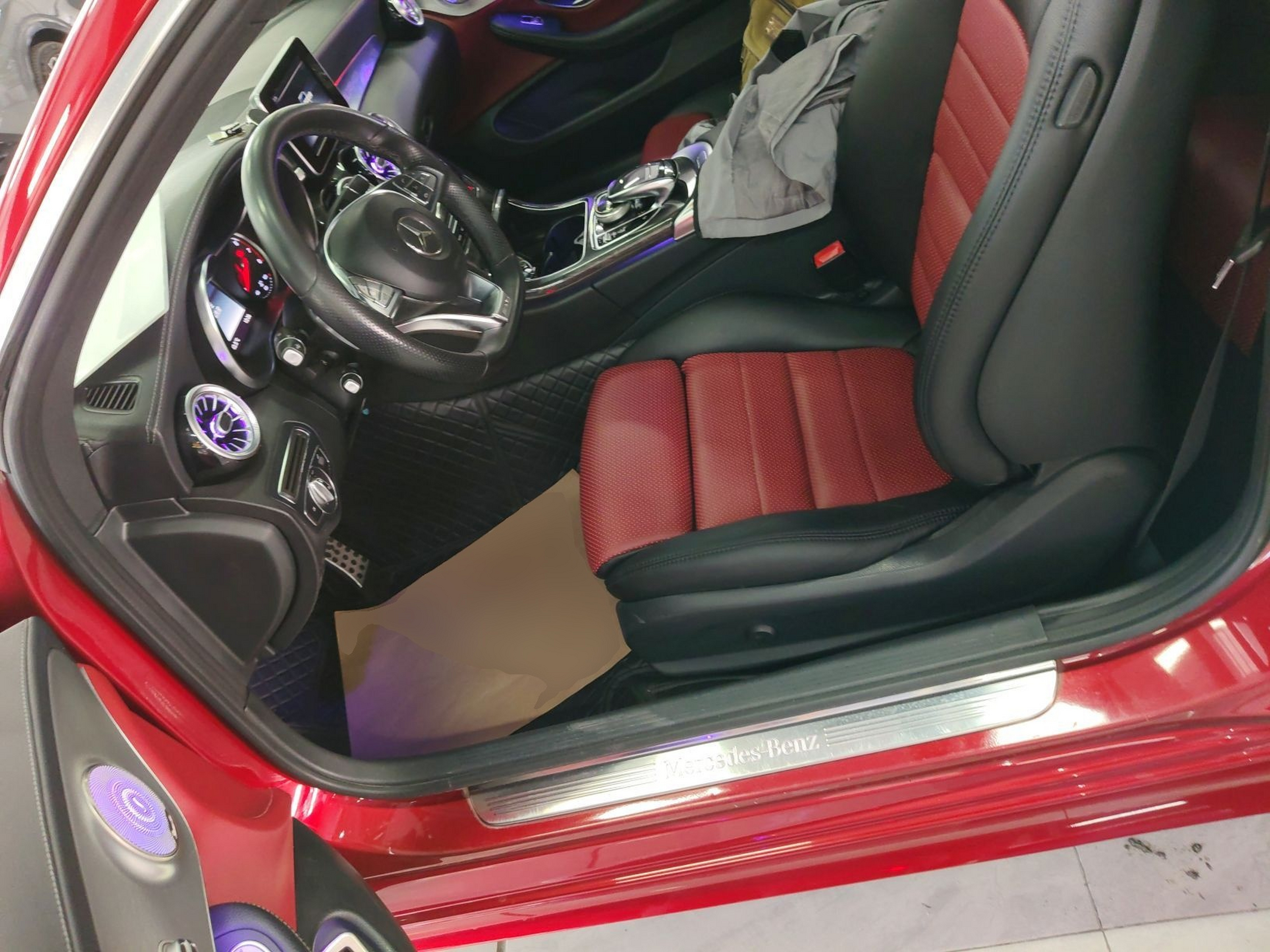 المقاعد الأمامية داخل السيارة