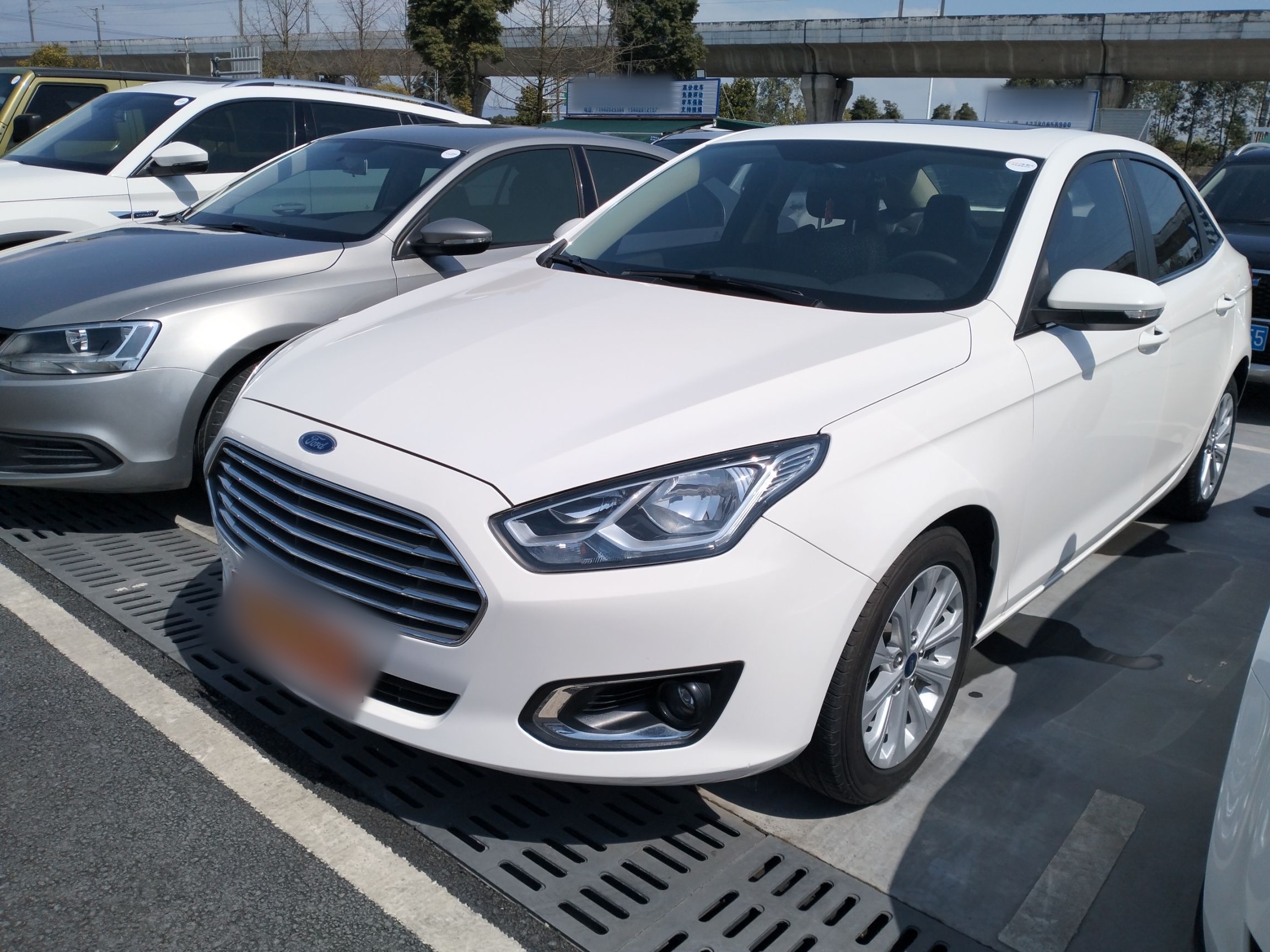 تحت مقدمة السيارة