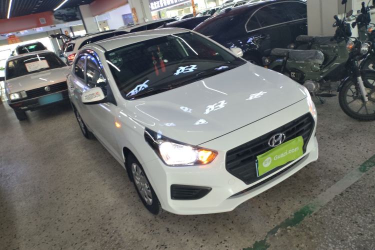 Used Hyundai Verna (older generation) 2020 1.4L Manual GL Refreshed Edition Front Right 45 Deg