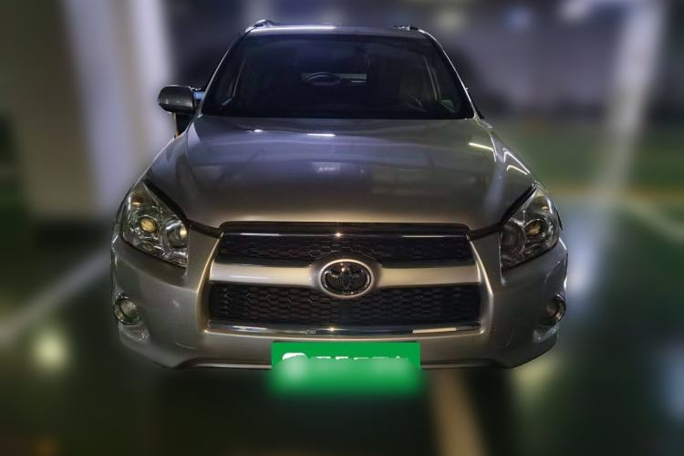 Used Toyota RAV4 2012 Luxurious 2.4L Manual 4x4 with Stylish Features
