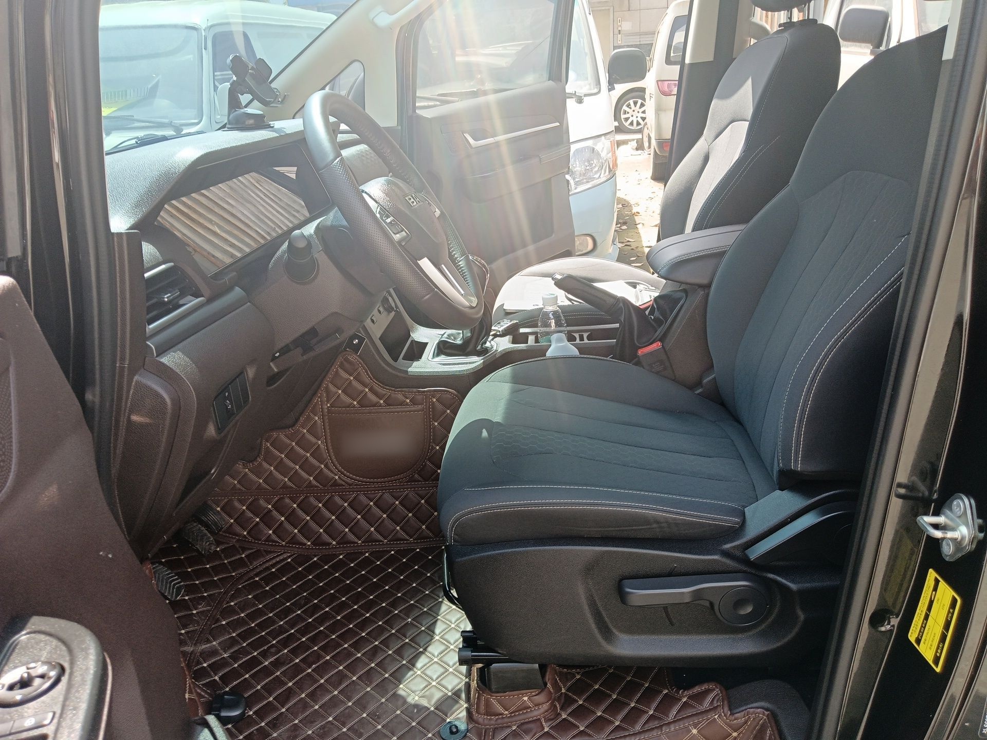 المقاعد الأمامية داخل السيارة