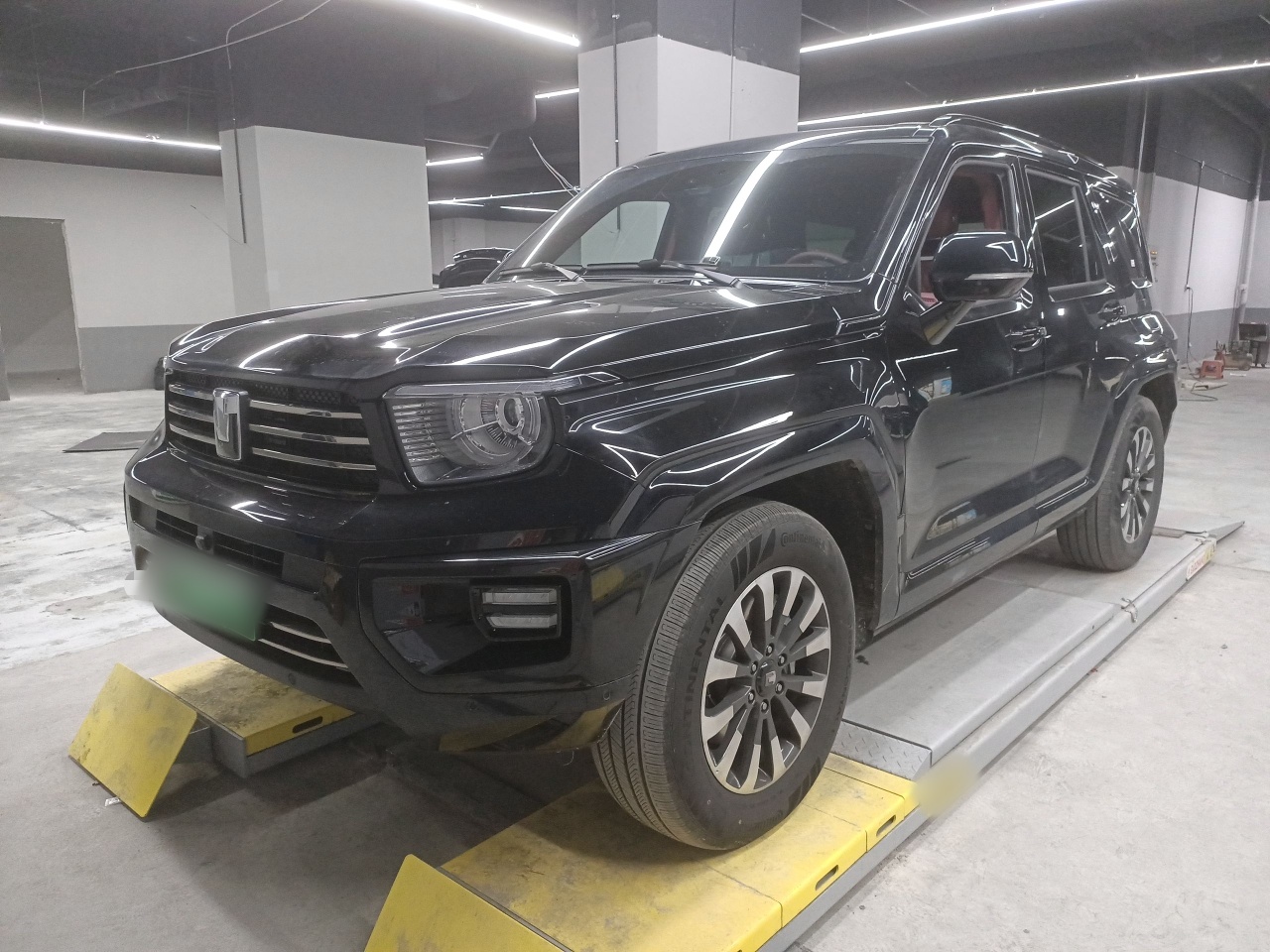 Под передней частью автомобиля