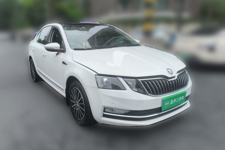 Used Skoda Octavia 2018 1.6L Automatic Luxury Edition Front Right 45 Deg