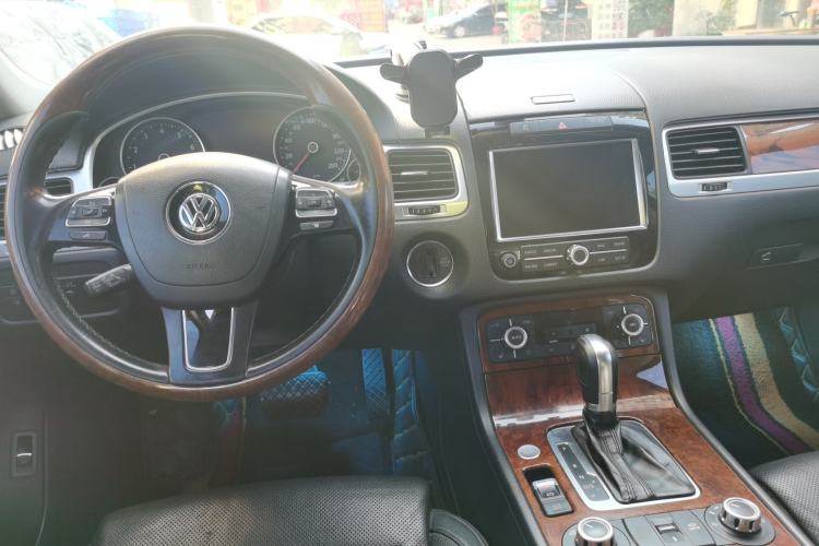 Used Volkswagen Touareg 2011 3.0 TSI High-End Version Center Console