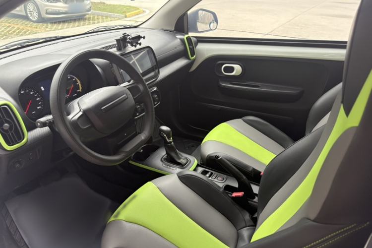 Used Roewe Clever 2021 302 km New Four-Seater Super-Efficient Version Interior 3