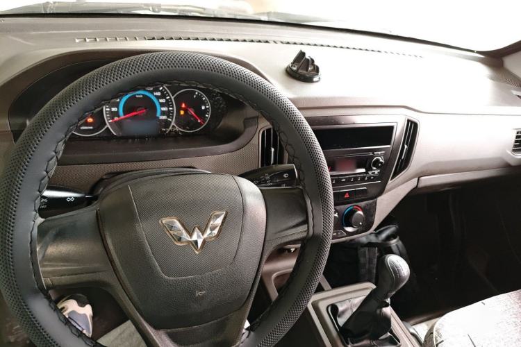 Used Wuling Rongguang New Truck 2019 1.5L Single-Row China VI L3C Center Console