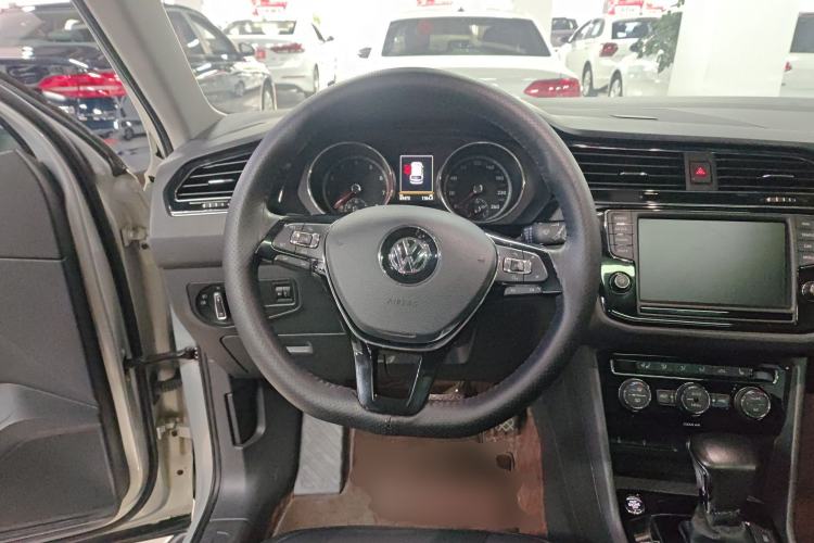 Used Volkswagen Tiguan L 2017 330TSI Automatic Two-Wheel Drive Luxury Edition Steering Wheel