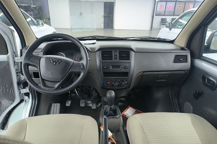 Used Wuling Rongguang S 2023 1.5L Base Version 5/7 Seats Center Console