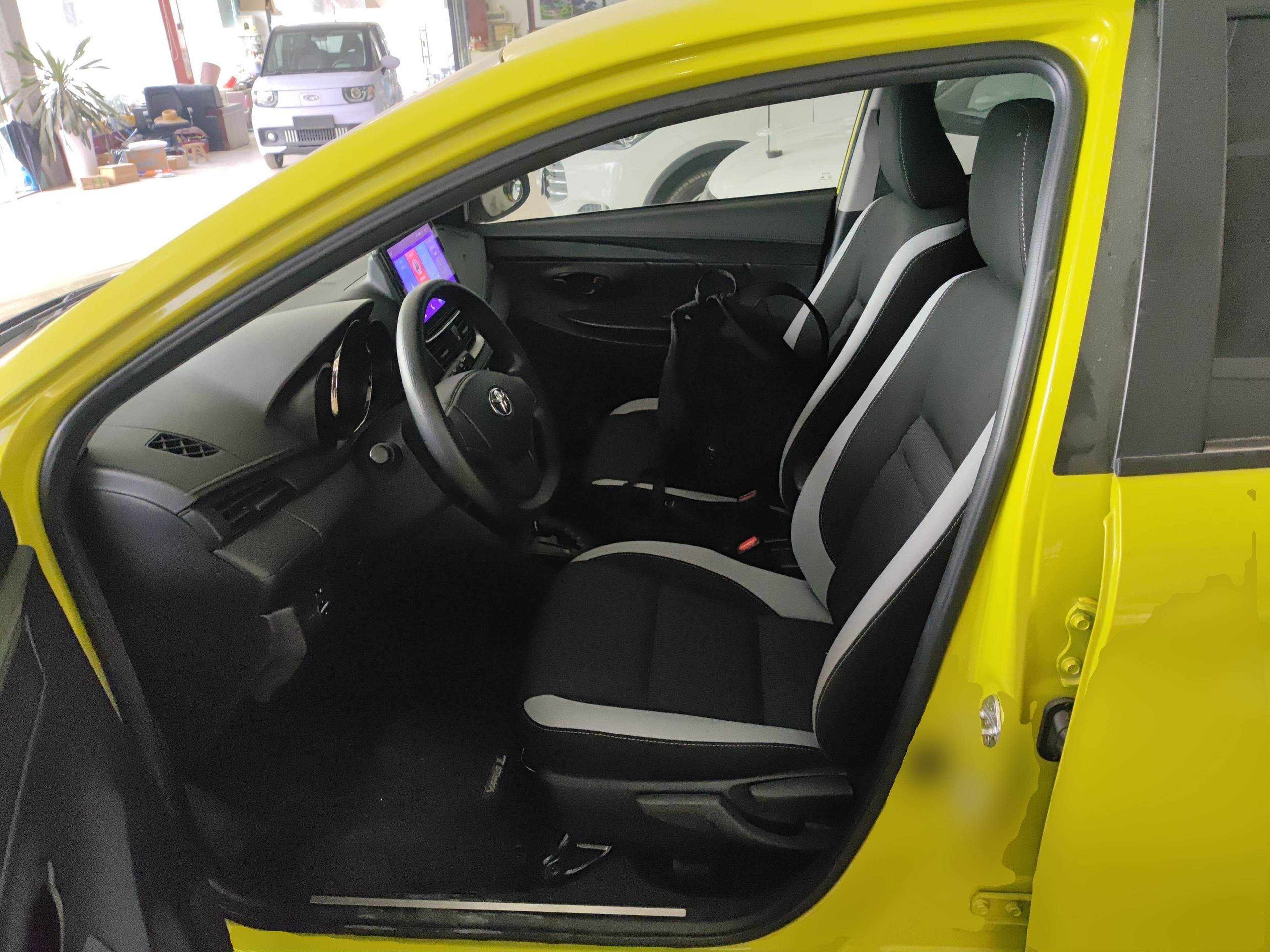 المقاعد الأمامية داخل السيارة