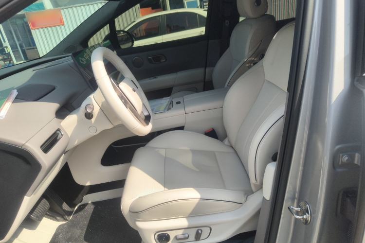 Used Li Auto i6 2025 Model Four-Wheel-Drive Standard Type
