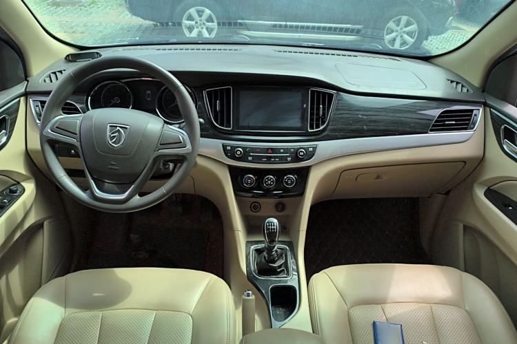 Used Baojun 730 2016 1.5T Manual Comfort Version 7 Seats Center Console