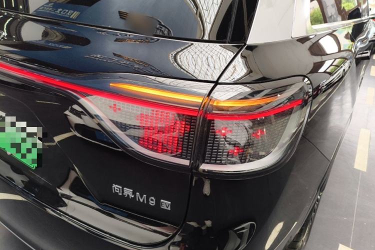 Used Hima AITO M9 2025 Pure Electric Ultra Version 100 kWh 6-Seater Model Right Rear Taillight