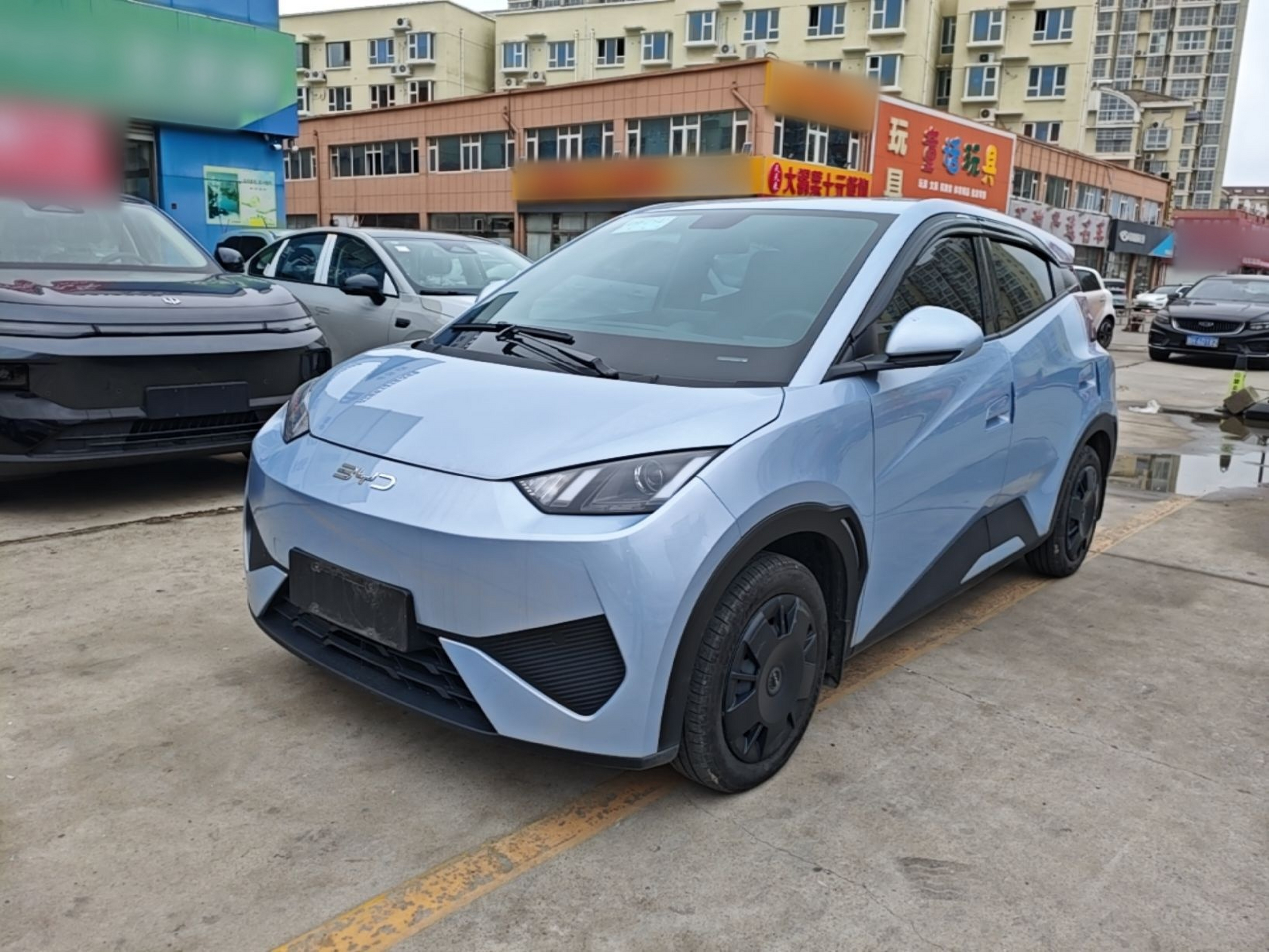 Под передней частью автомобиля