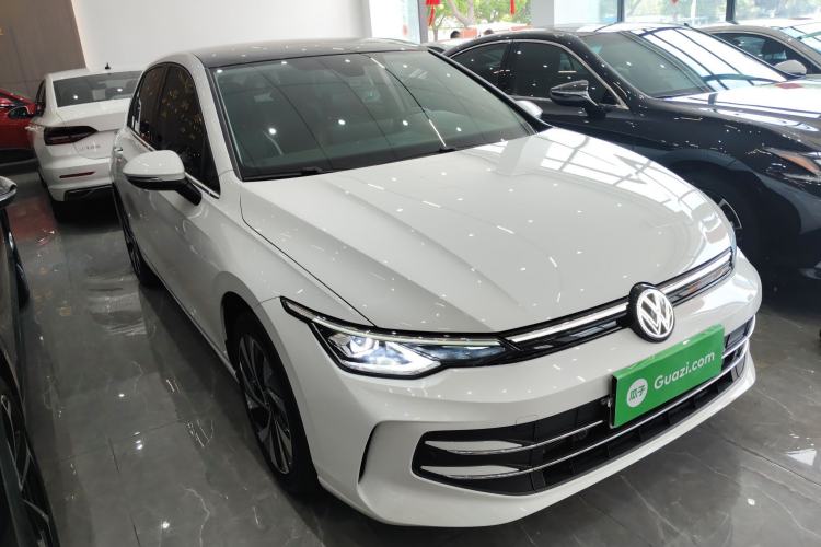 Used Volkswagen Golf 2025 300TSI Pro Front Right 45 Deg