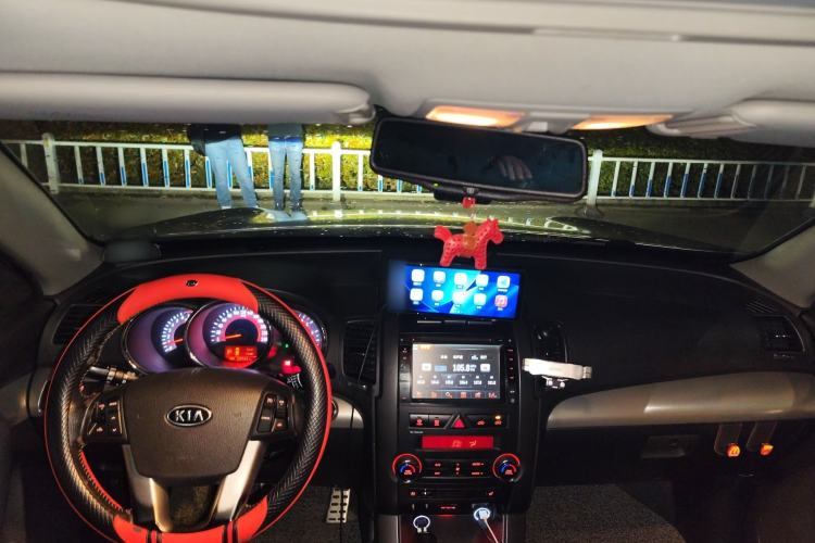 Used Kia Sorento 2009 2.4L Luxury Edition Center Console