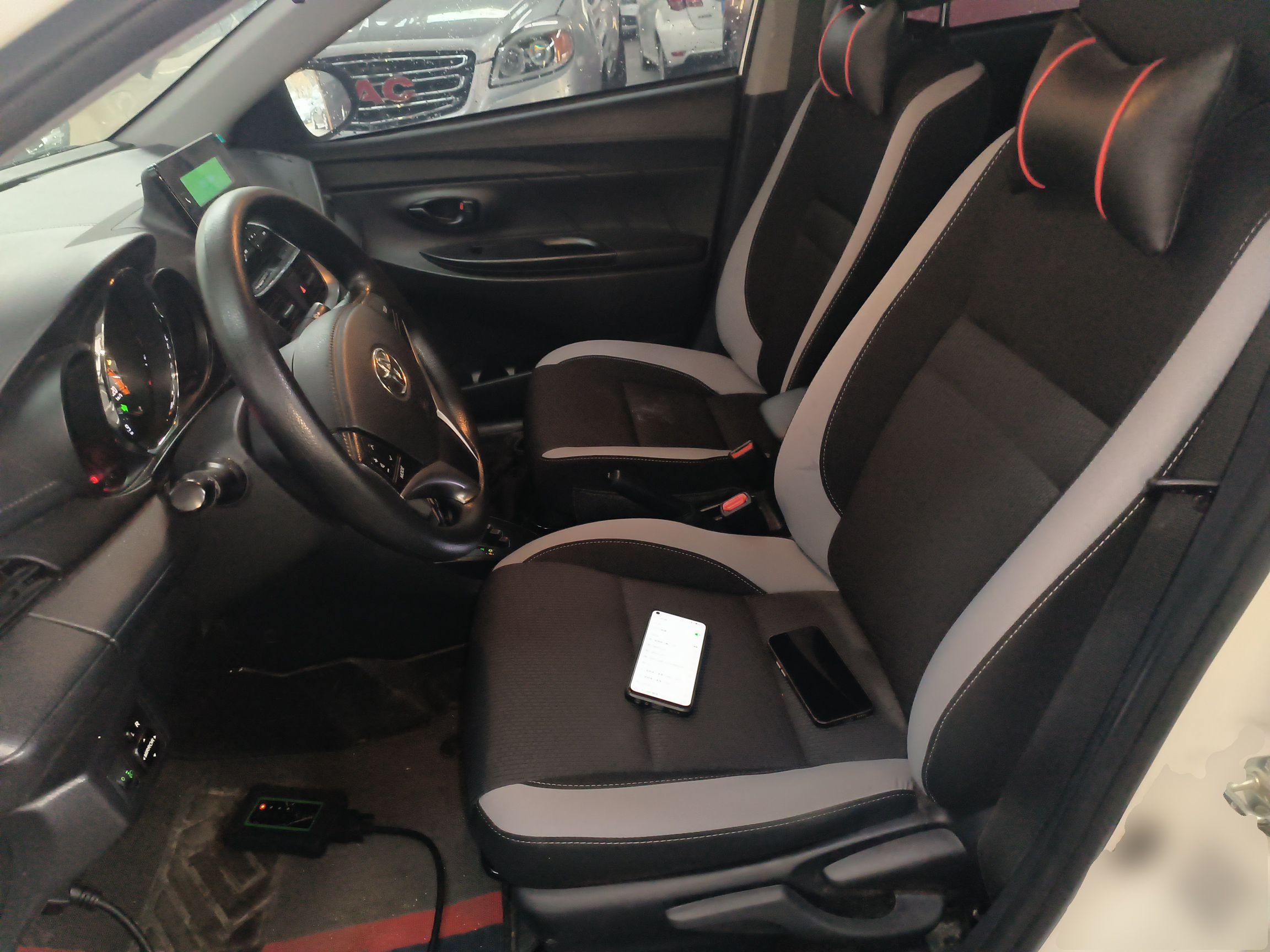 Переднее сиденье в автомобиле