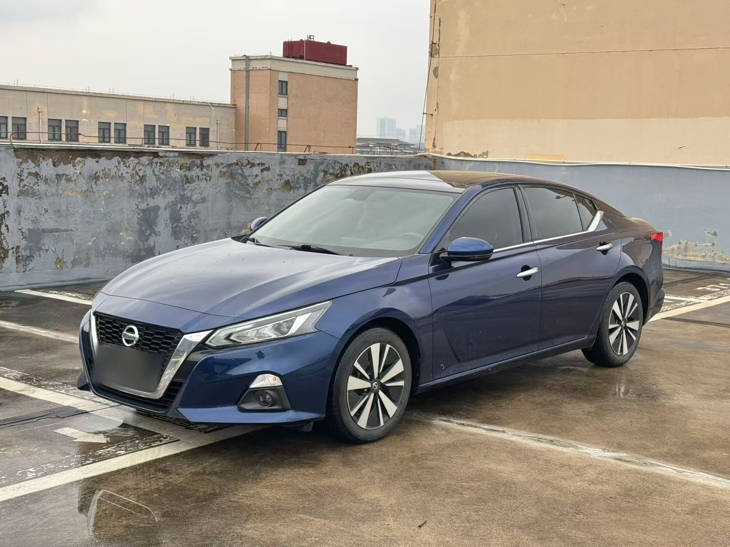 Под передней частью автомобиля