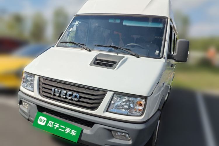 Used Iveco Daily 2020 2.8T A35 Passenger Van Single-Tire Mid-Roof Design 10–11 Seats China VI Standard