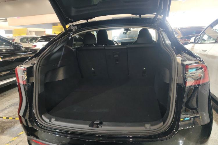 Used Tesla Model Y 2023 Long-Range All-Wheel-Drive Version Trunk