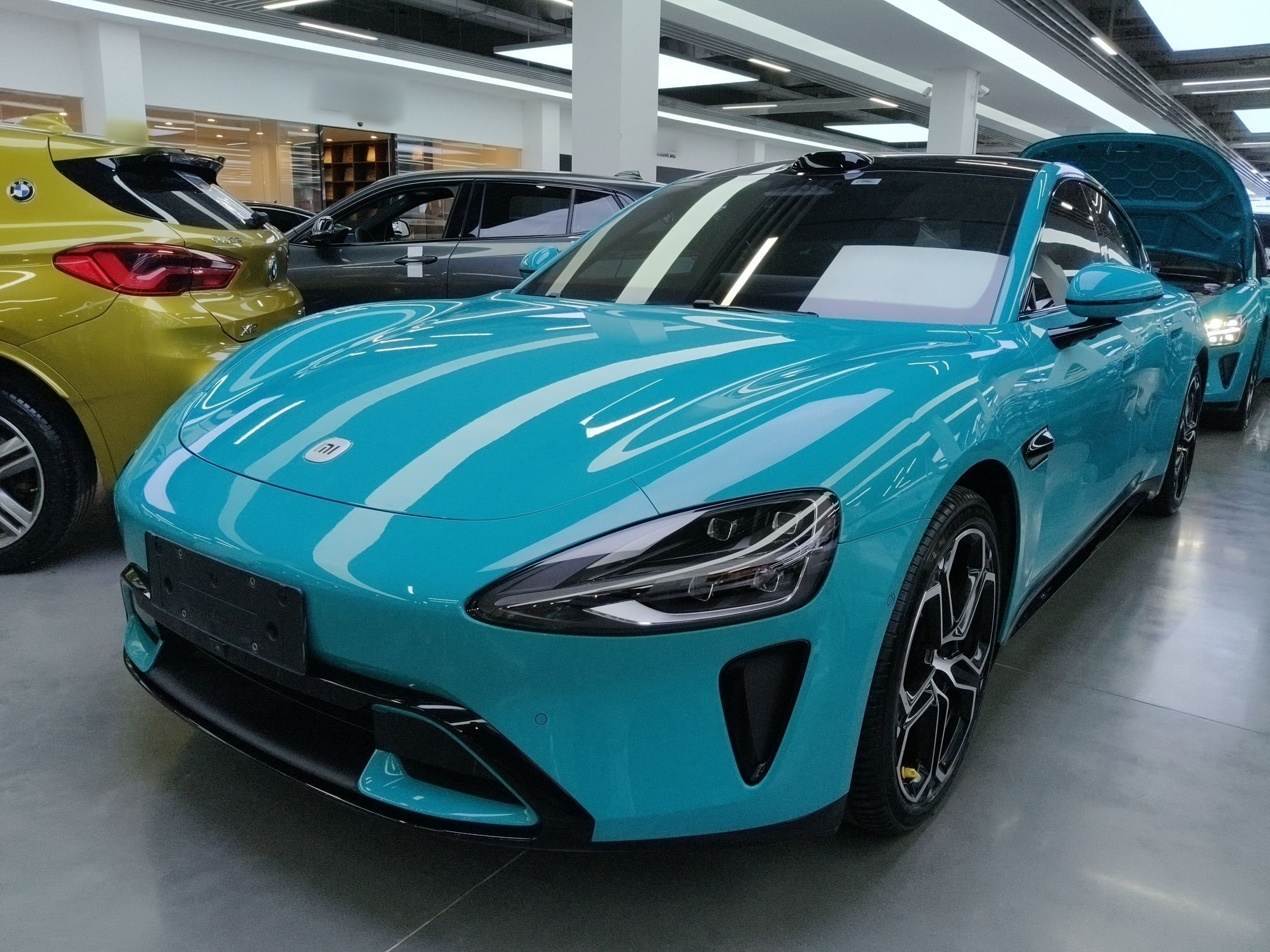 Под передней частью автомобиля