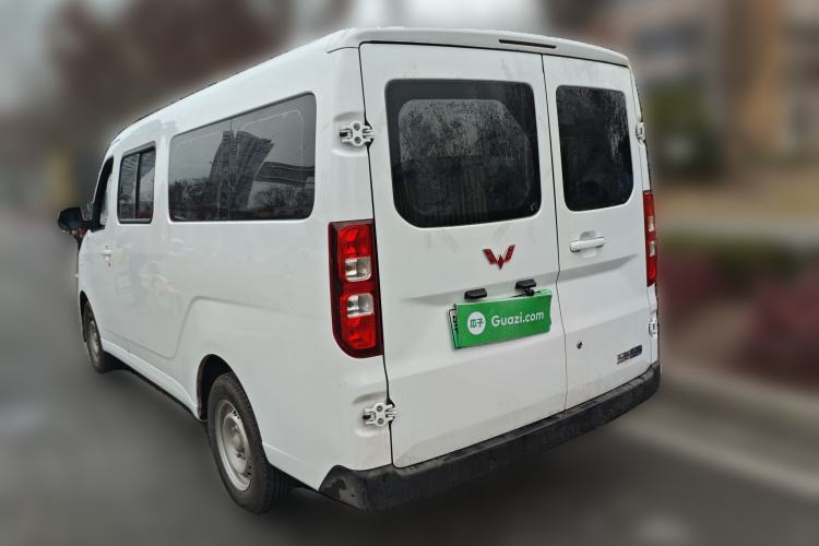 Used Wuling Yangguang 2024 300KM Comfort Version Passenger Van 75kW