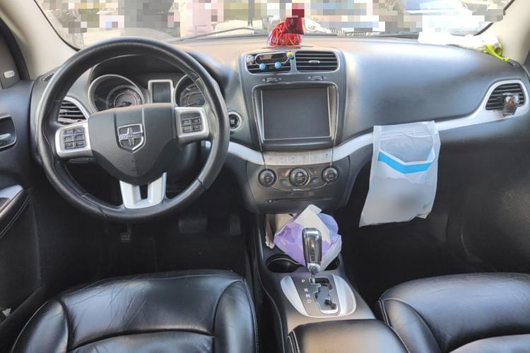 Used Dodge Journey 2013 2.4L Two-Wheel Drive Luxury Version Center Console