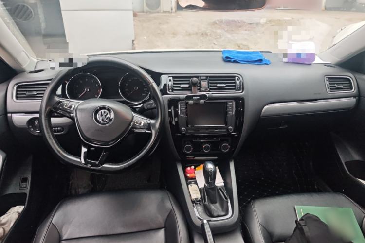 Used Volkswagen Sagitar 2018 1.6L Automatic Comfort Model Center Console