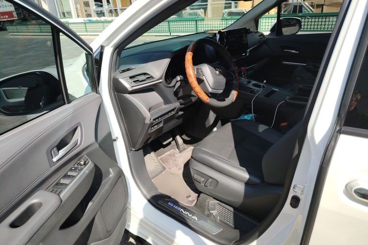 Used Toyota Sienna 2023 2.5L Hybrid Deluxe Edition