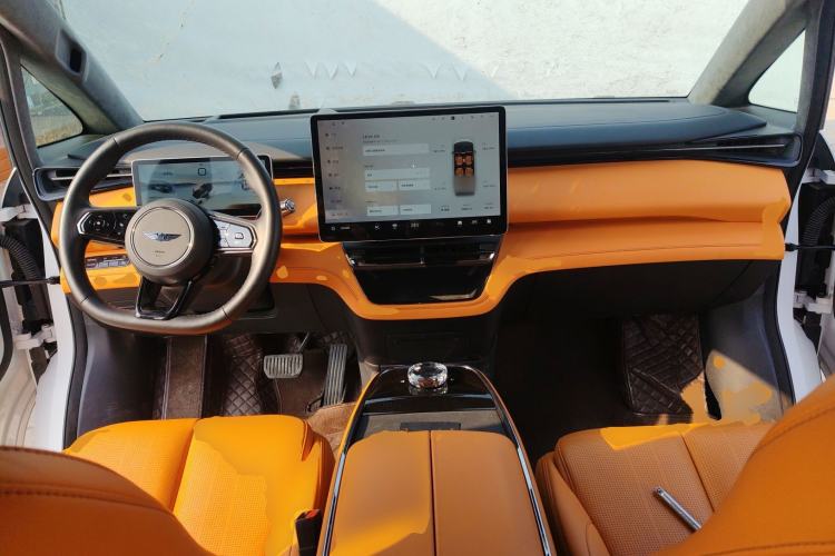 Used Geely Galaxy LEVC L380 2024 140-Degree 6-Seater All-Wheel-Drive Ultra