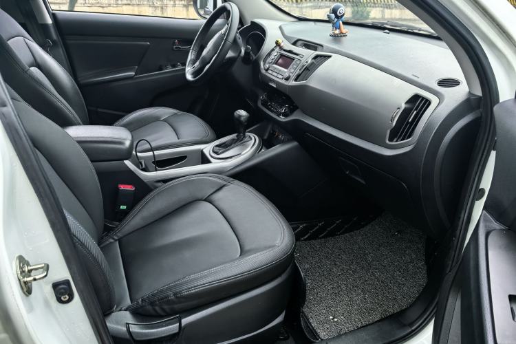 Used Kia Sportage R 2015 2.0L Automatic Two-Wheel Drive DLX Model Interior 3