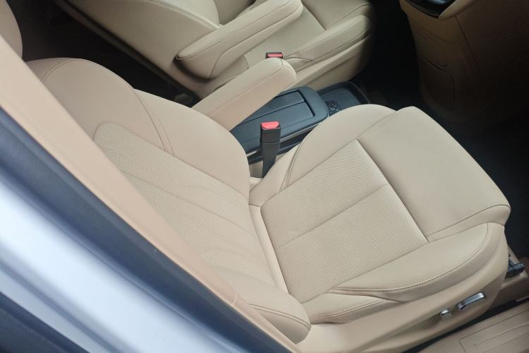 Used Buick GL8 New Energy 2025 Lu Shang Luxury Edition 7-Seater Right Front Seat