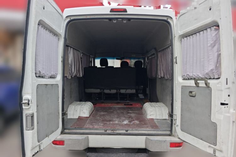 Used Iveco Daily 2020 2.5T A35 Passenger Van with Dual Tires Mid-Roof Design 5-9 Seater China V Emission Standard