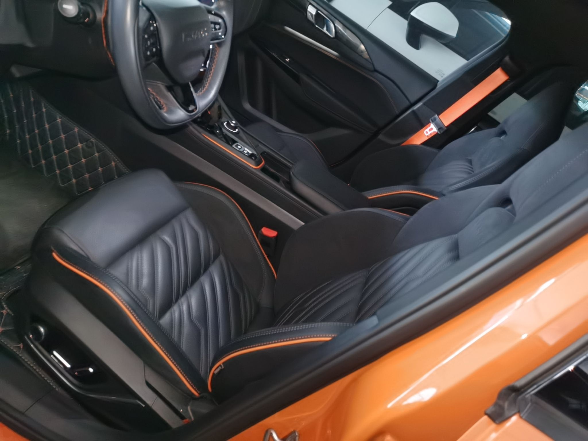 المقاعد الأمامية داخل السيارة