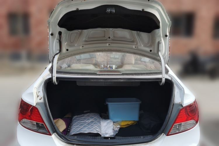 Used Hyundai Verna (older generation) 2010 Sedan 1.4L Automatic Comfort Model GS Trunk