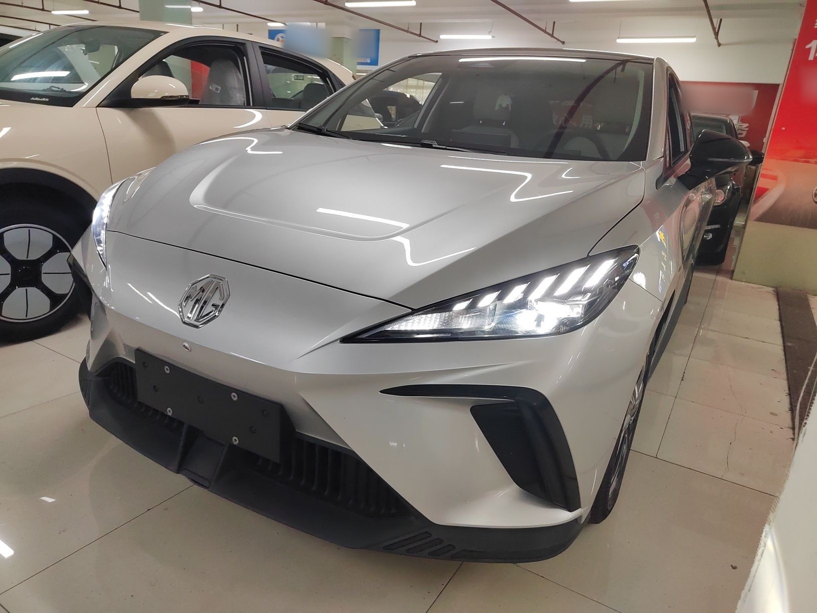 Под передней частью автомобиля