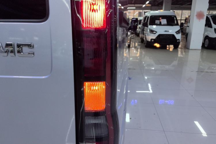 Used JMC Fushun 2023 2.0T Manual Short-Wheelbase Low-Roof Commercial Multi-Purpose Passenger Vehicle 6 Seats with Dual-Opening Tailgate