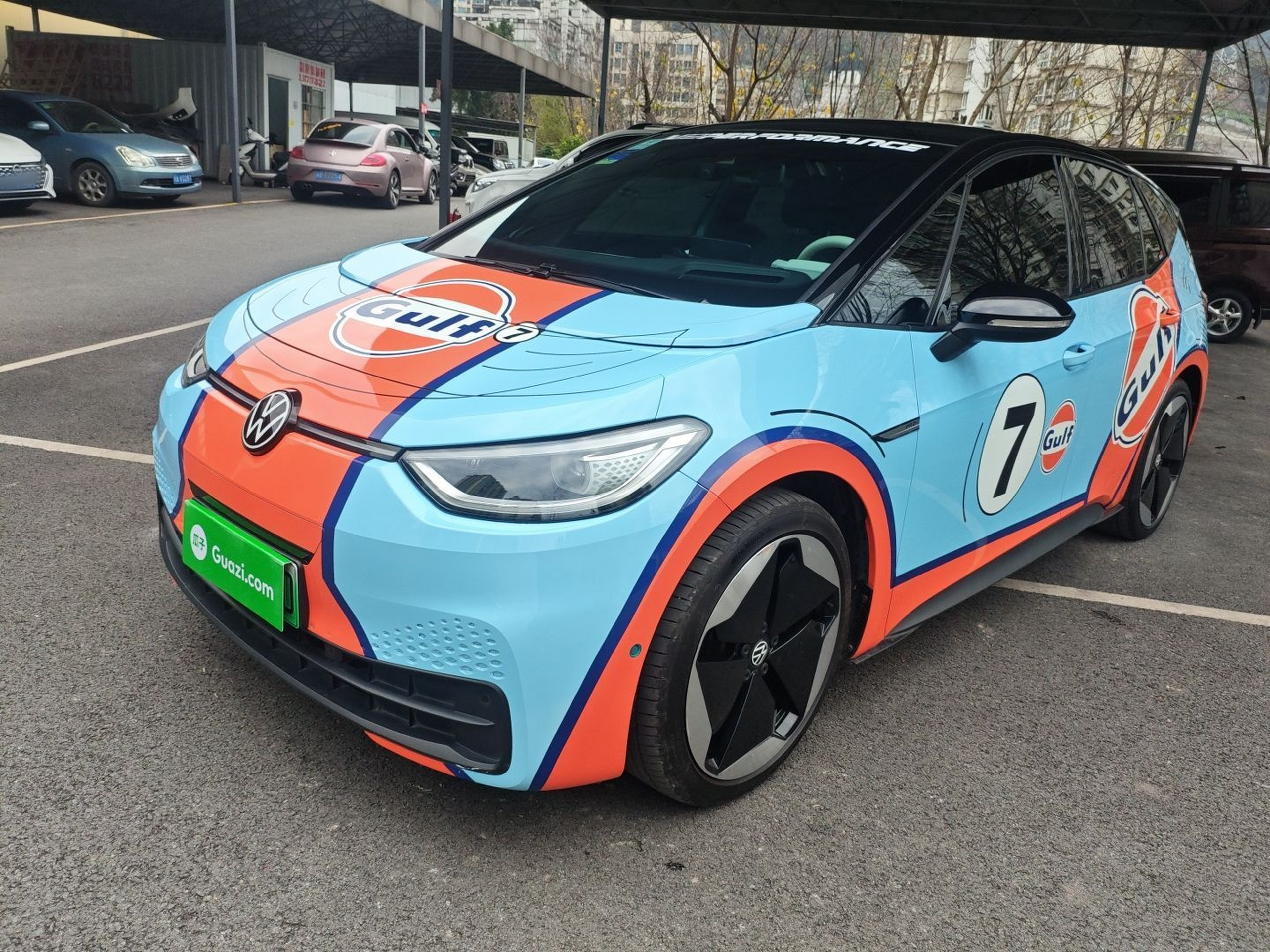 Под передней частью автомобиля