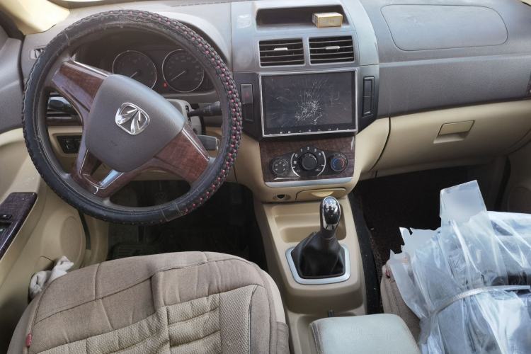 Used BAIC Weiwang M20 2014 1.5L Basic Version DAM15DL Center Console