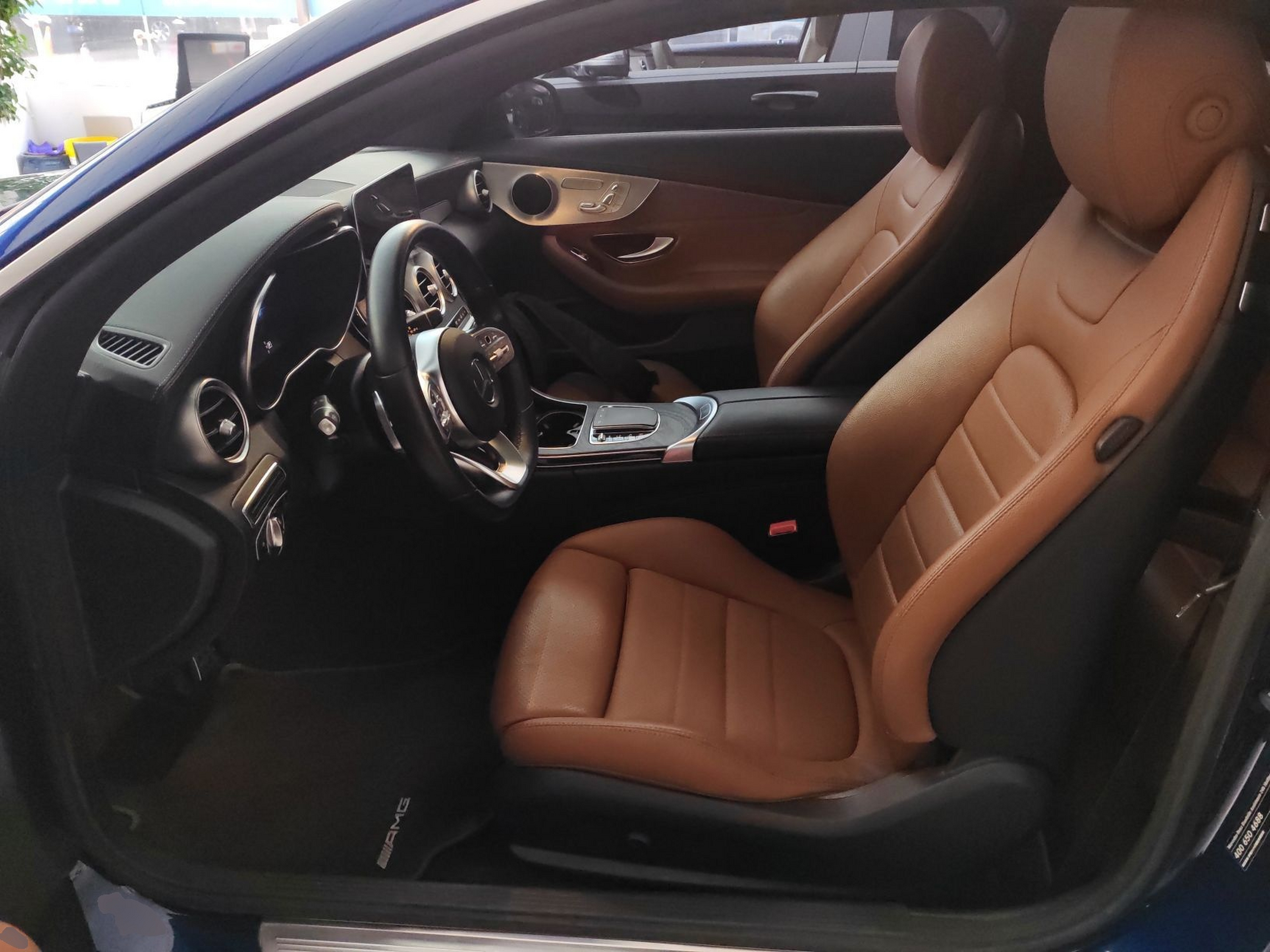 المقاعد الأمامية داخل السيارة