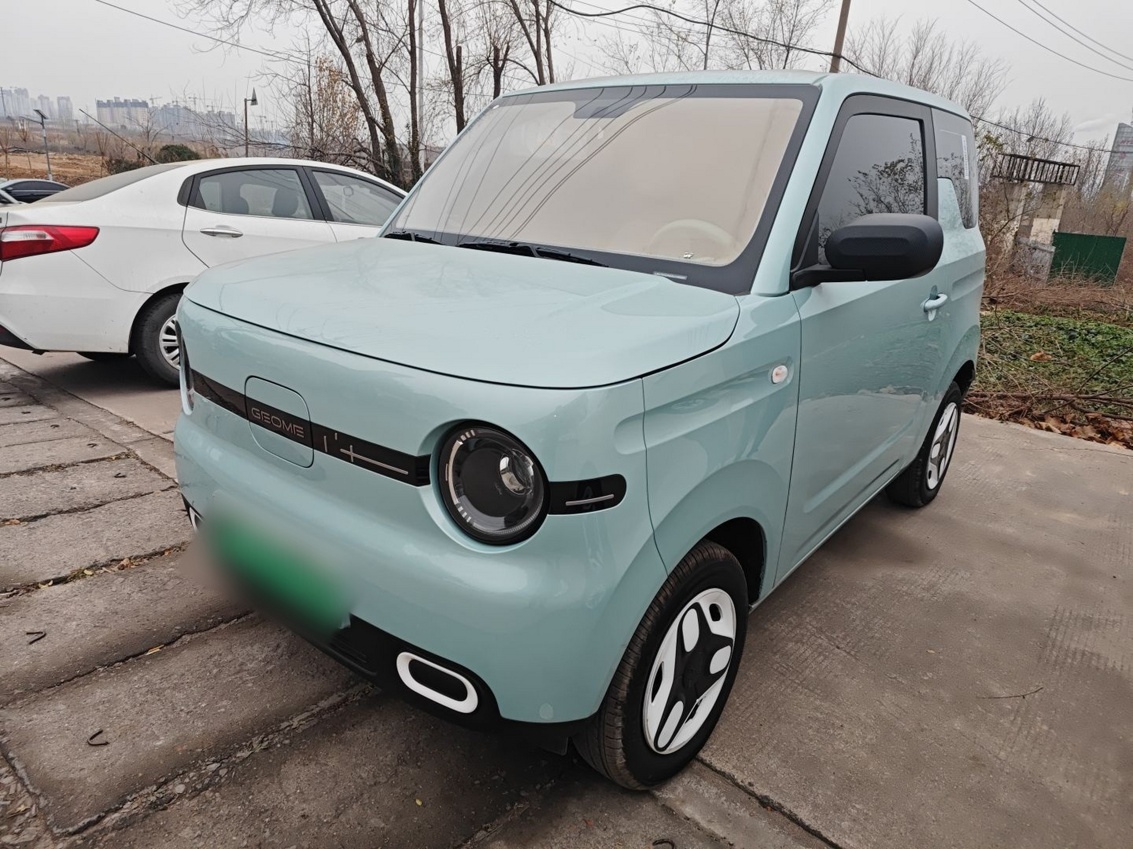 Под передней частью автомобиля