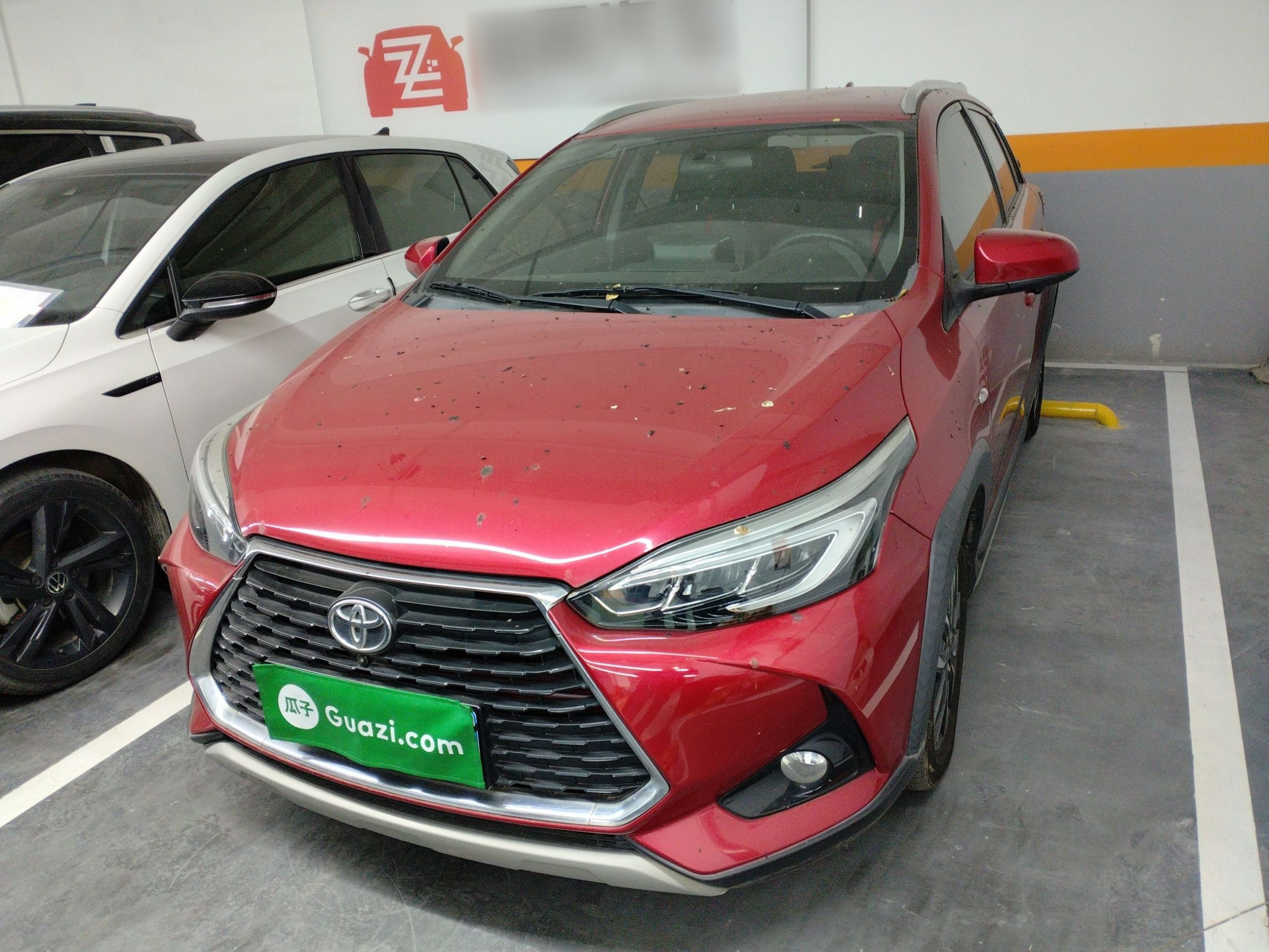 تحت مقدمة السيارة